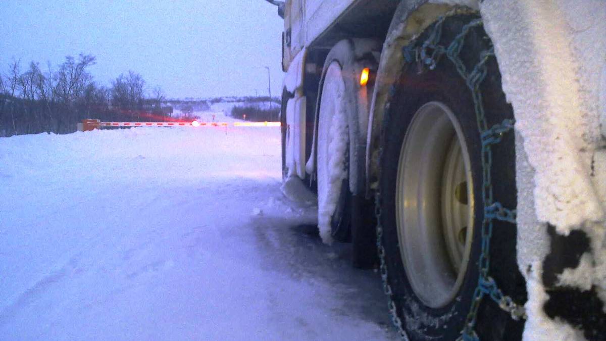 Kolonnekjøring og stengte veier – NRK Nordland