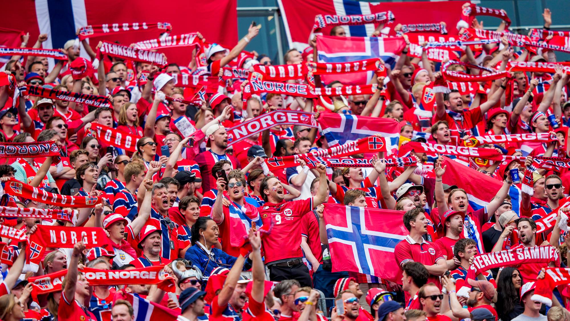 Norgesupportere på tribunen.
