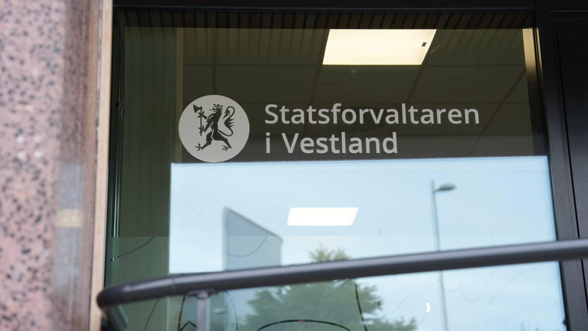 Utandørs skilt over inngangen til Statsforvaltaren i Vestland