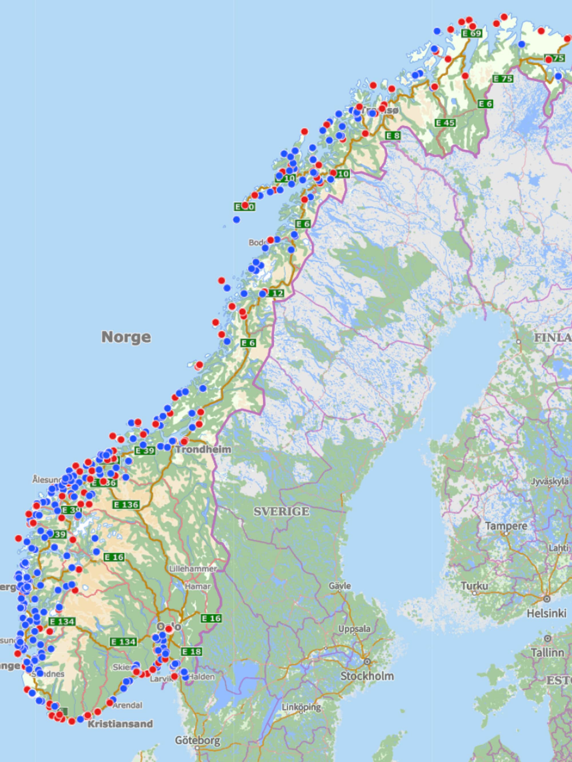 Kart over Norge med røde og blå prikker langs kysten. Det er også merket av noen byer som Bergen og Trondheim. Kartet viser også veinettet med betegnelser som E6 og E39. Sverige og Finland er også synlige. (Bildebeskrivelsen er laget av en KI-tjeneste)