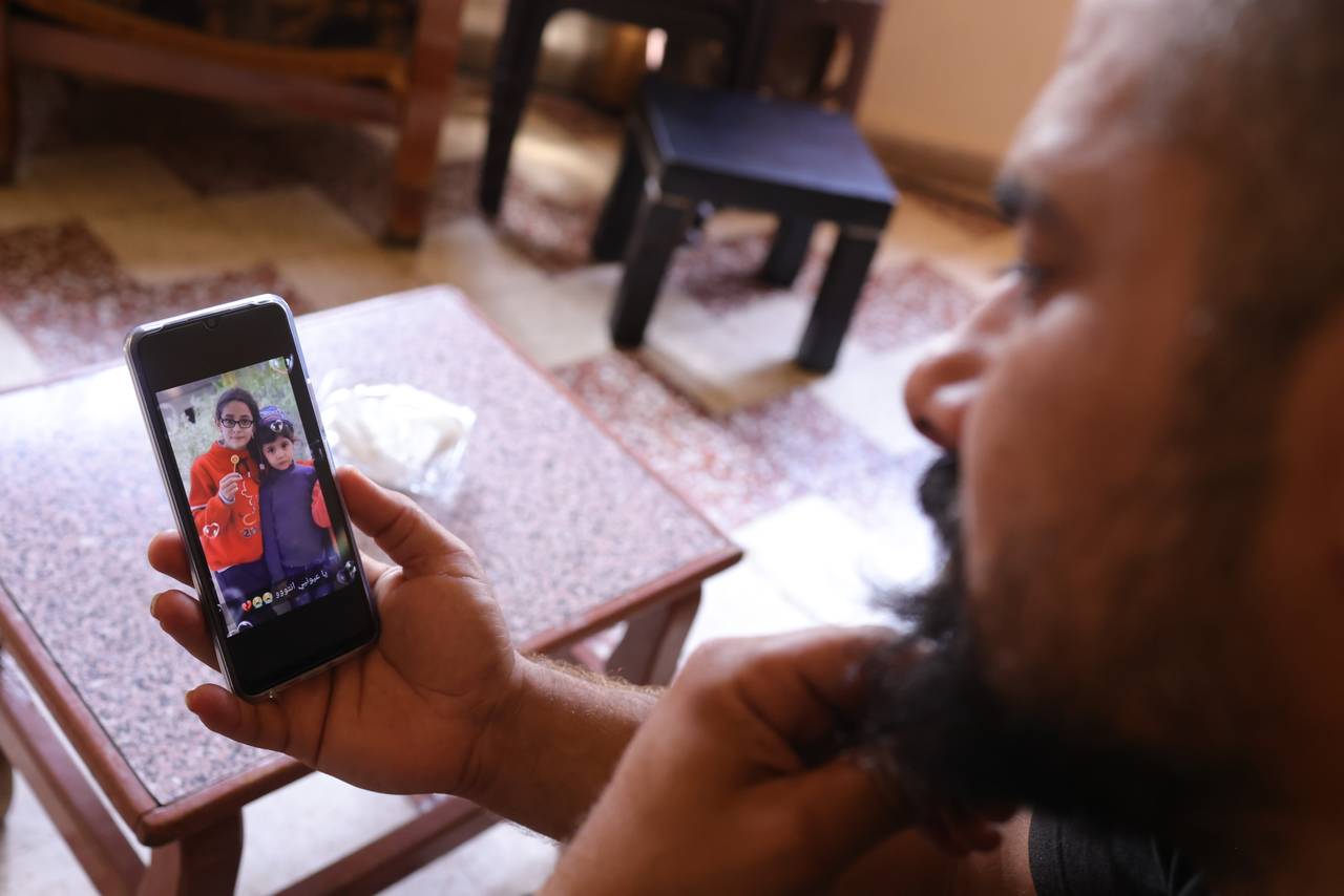 Wissam ser på bildet av to av sine barn