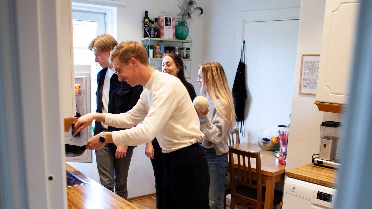 Kollektiv med studenter som gjennomfører semesteret hjemme.