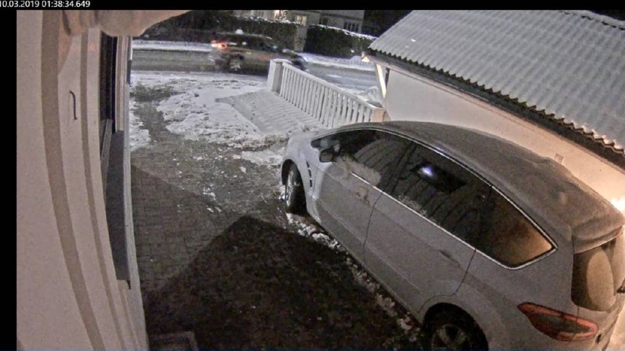 Overvåkningskamera viser brann i bilen til Wara og Bertheussen natt til 10. mars 2019.