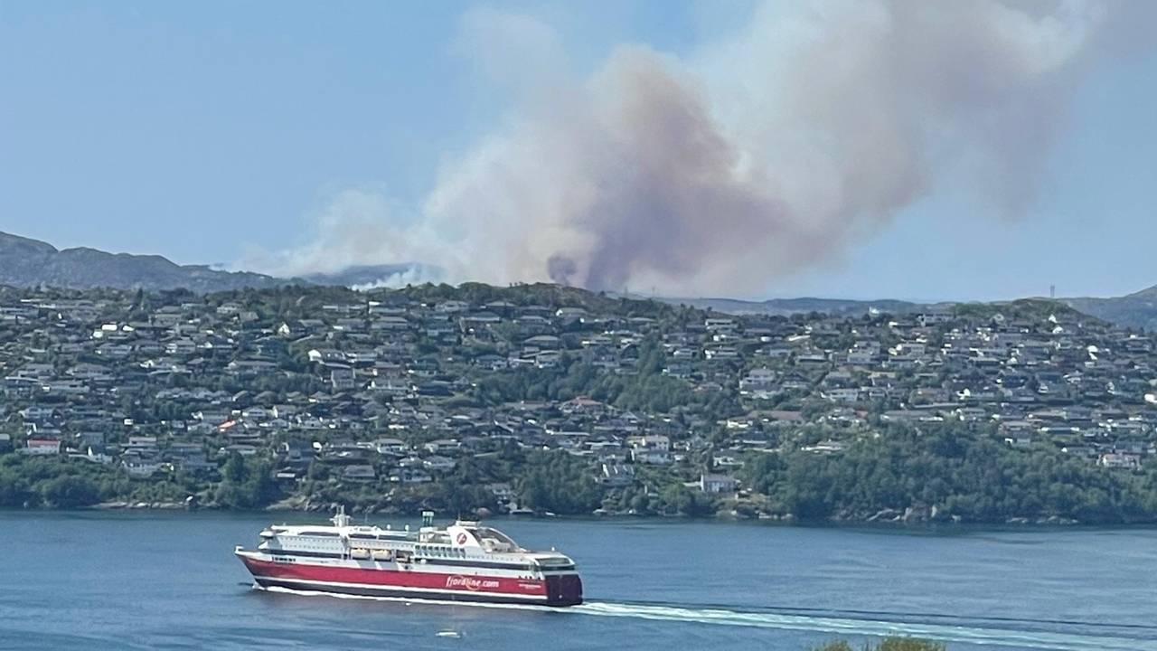 Brannen sett fra Fæsteråsen i Bergen