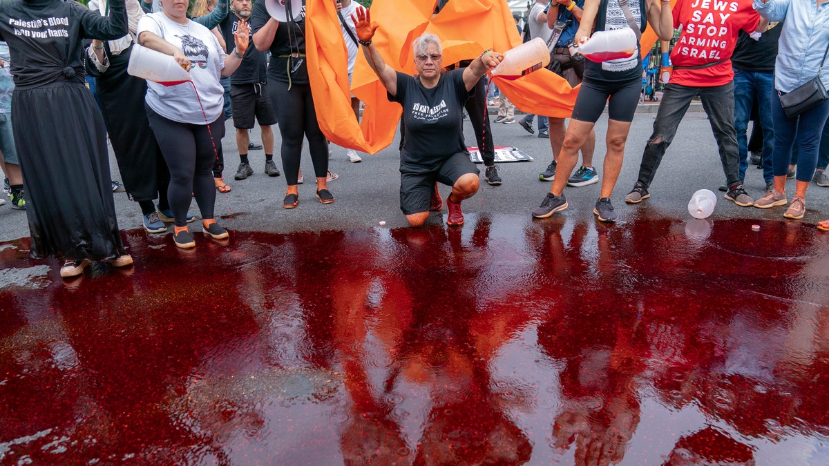 Demonstranter helte falskt blod foran Det hvite hus