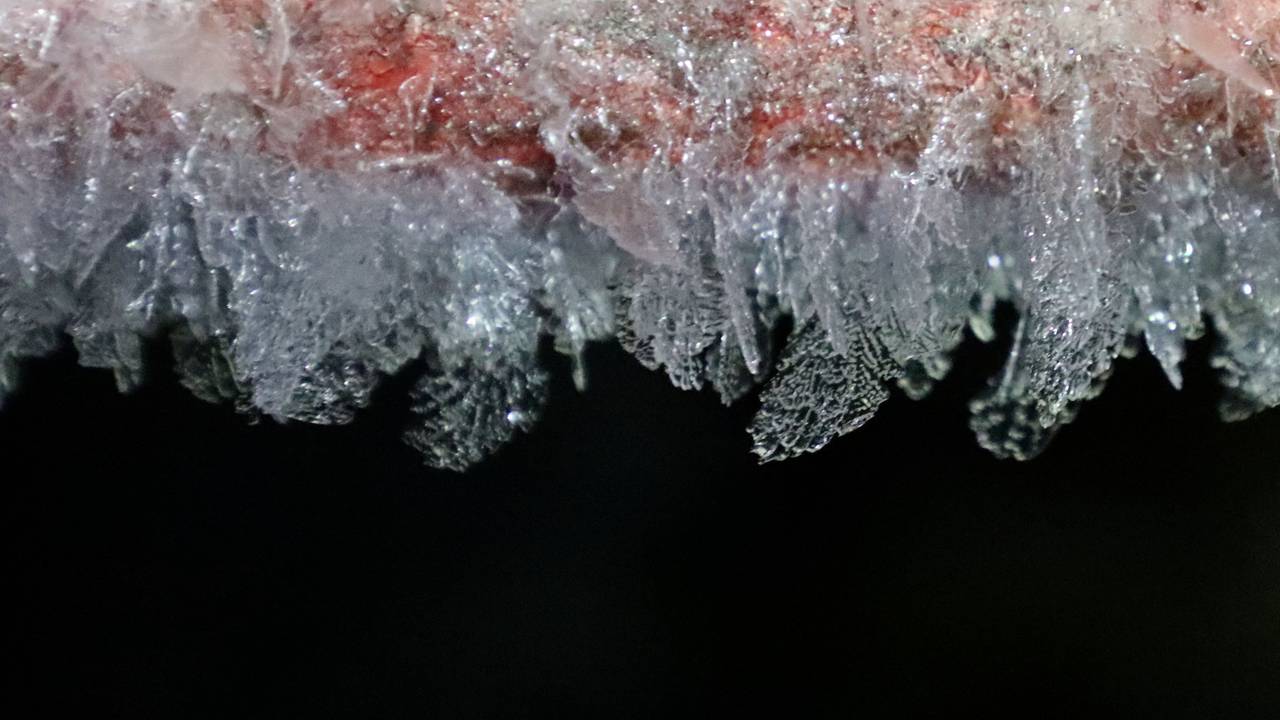 Frost, iskaldt i gruvene på Svalbard, snøkrystall, iskrystall