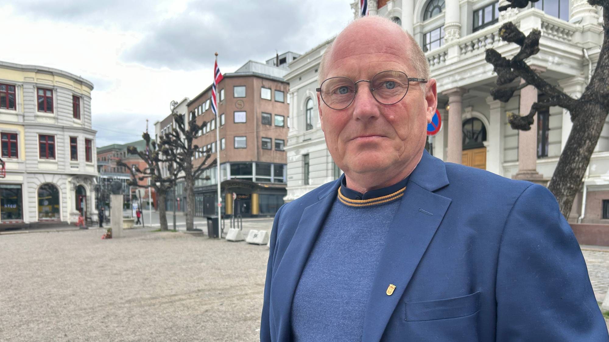 Jørn Inge Næss står i dress foran rådhuset.