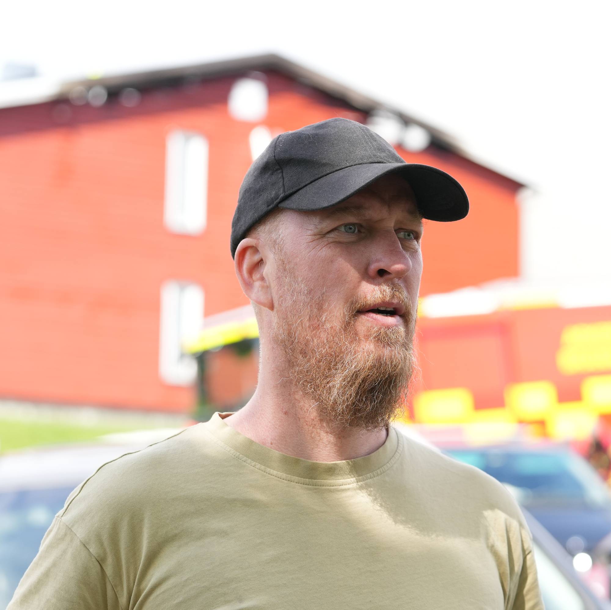 En mann med skjegg og caps