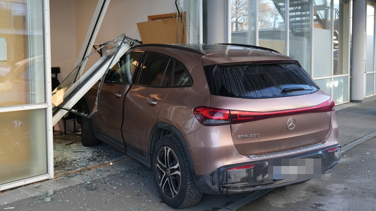 Bil kjørte inn i leilighetsbygg i Fredrikstad