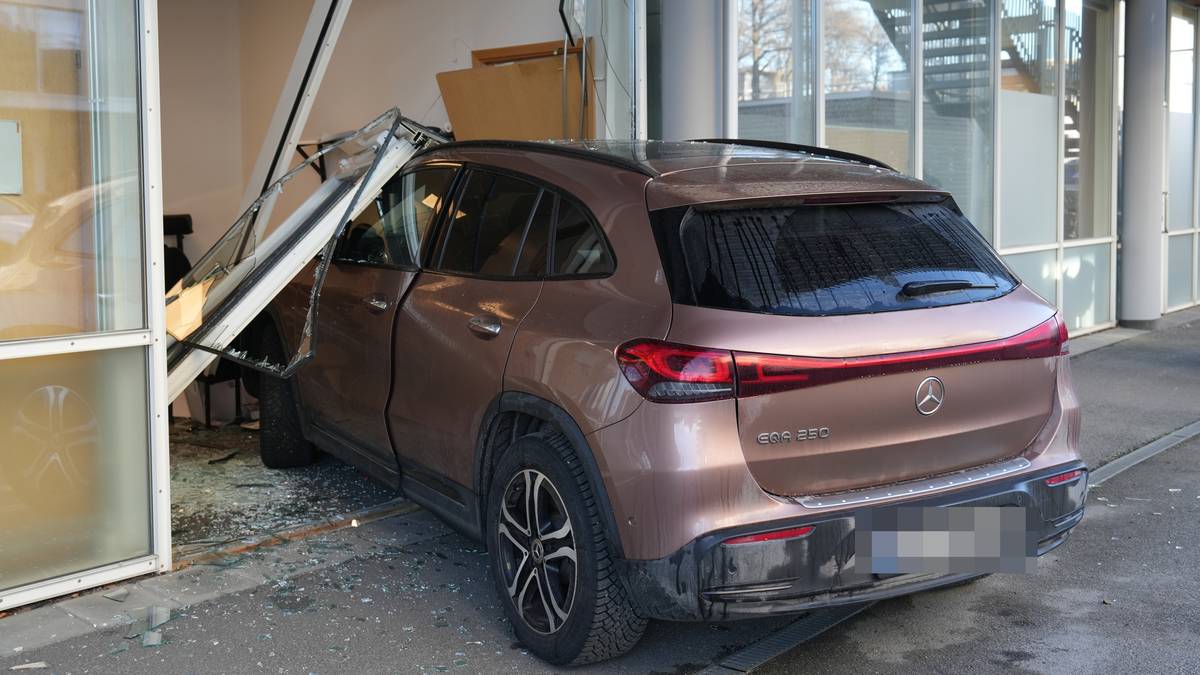 Bil kjørte inn i leilighetsbygg i Fredrikstad