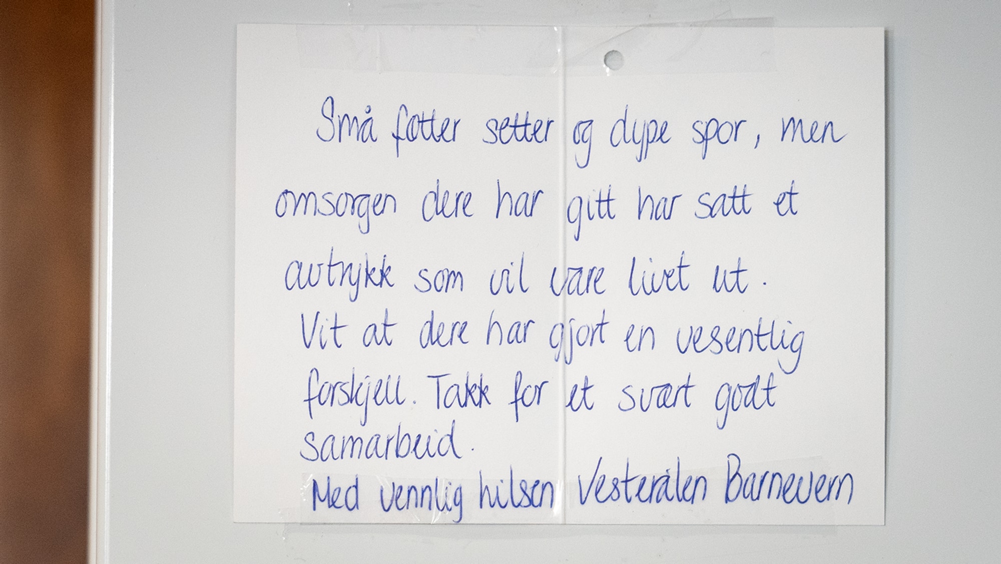 Lapp med håndskrevet tekst på kjøleskapdør 