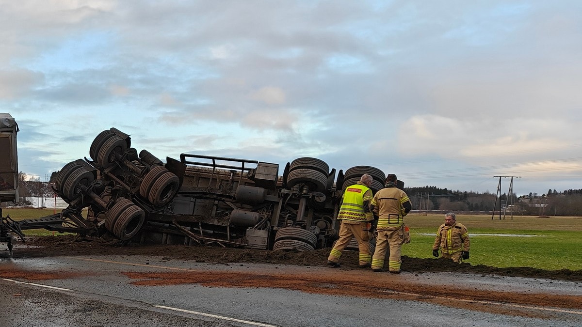 En person til sykehus etter ulykke med bil og lastebil