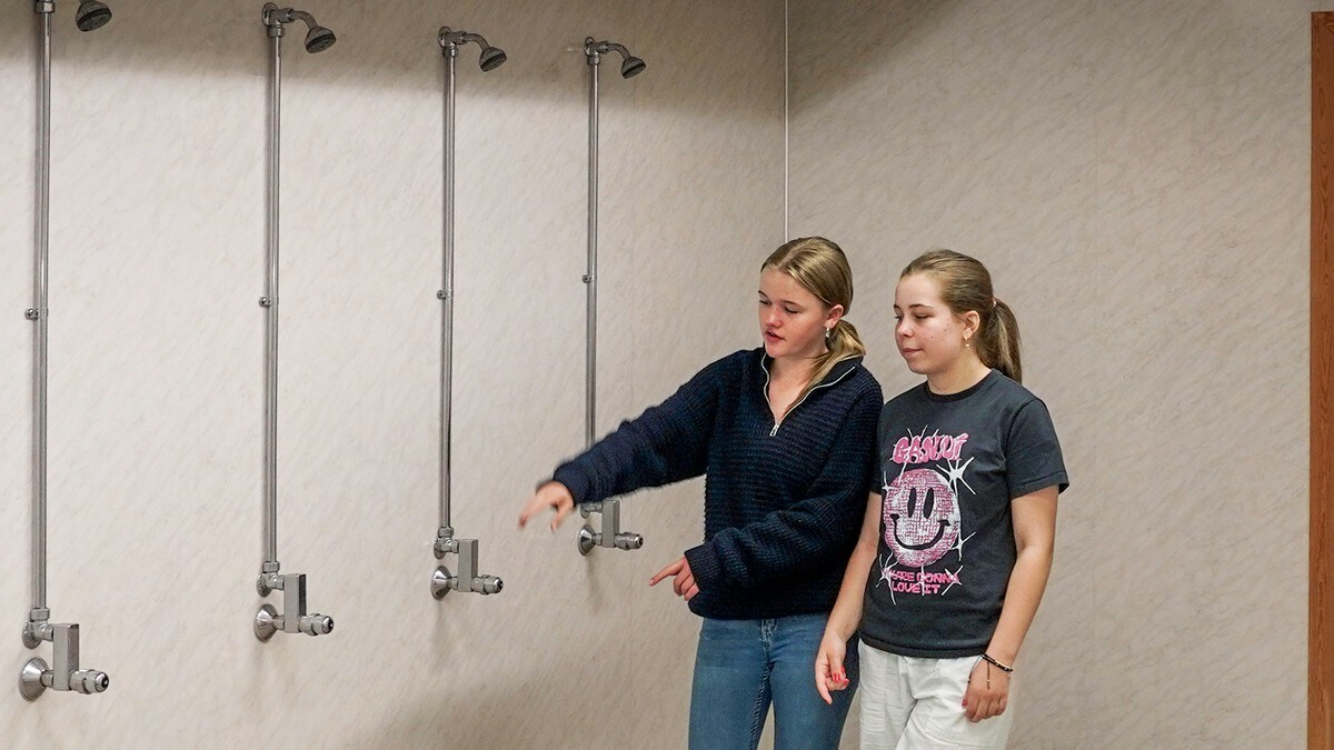 «Ingen» dusjar på skulen – elevar engasjerer seg for å få båsar