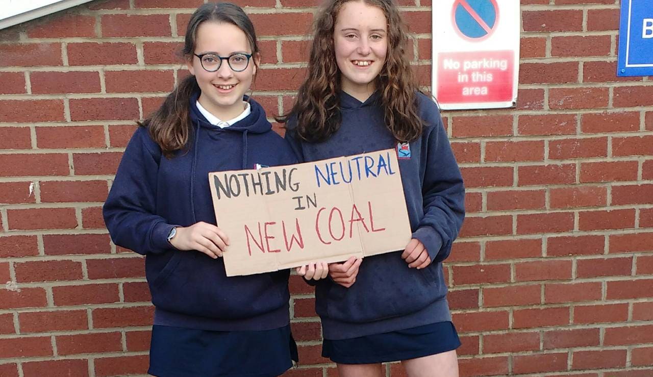 13-åringene Matilda Bridgman og Myrtla Ashwort kjemper mot en ny kullgruve i nærmiljøet sitt i Lake District.