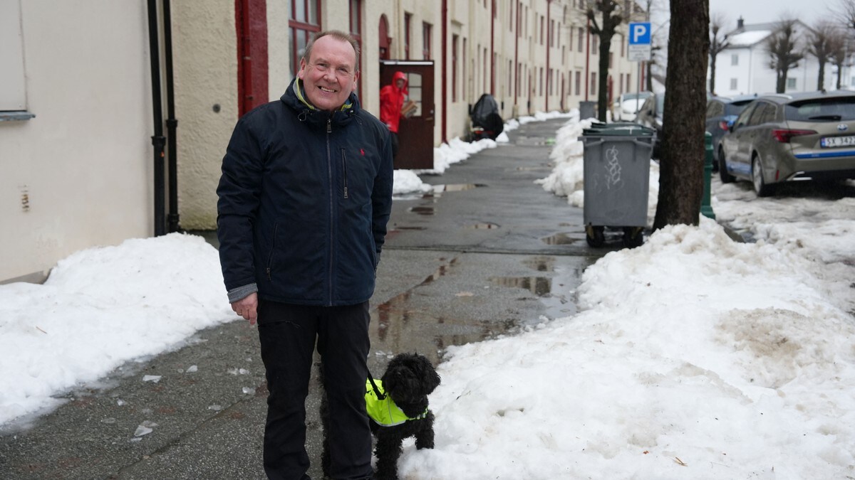 Otto går tur med hunden i bilveien: – Må sikre oss mest mulig