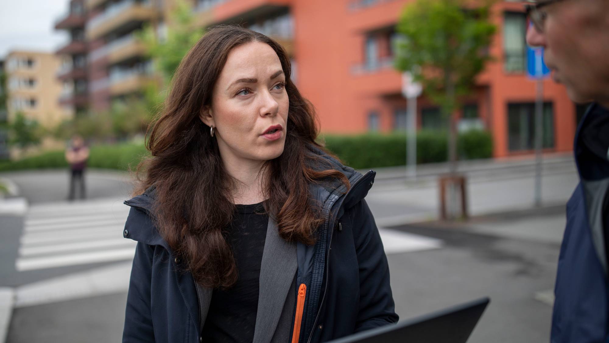En person i svart frakk (Bildebeskrivelsen er laget av en KI-tjeneste)