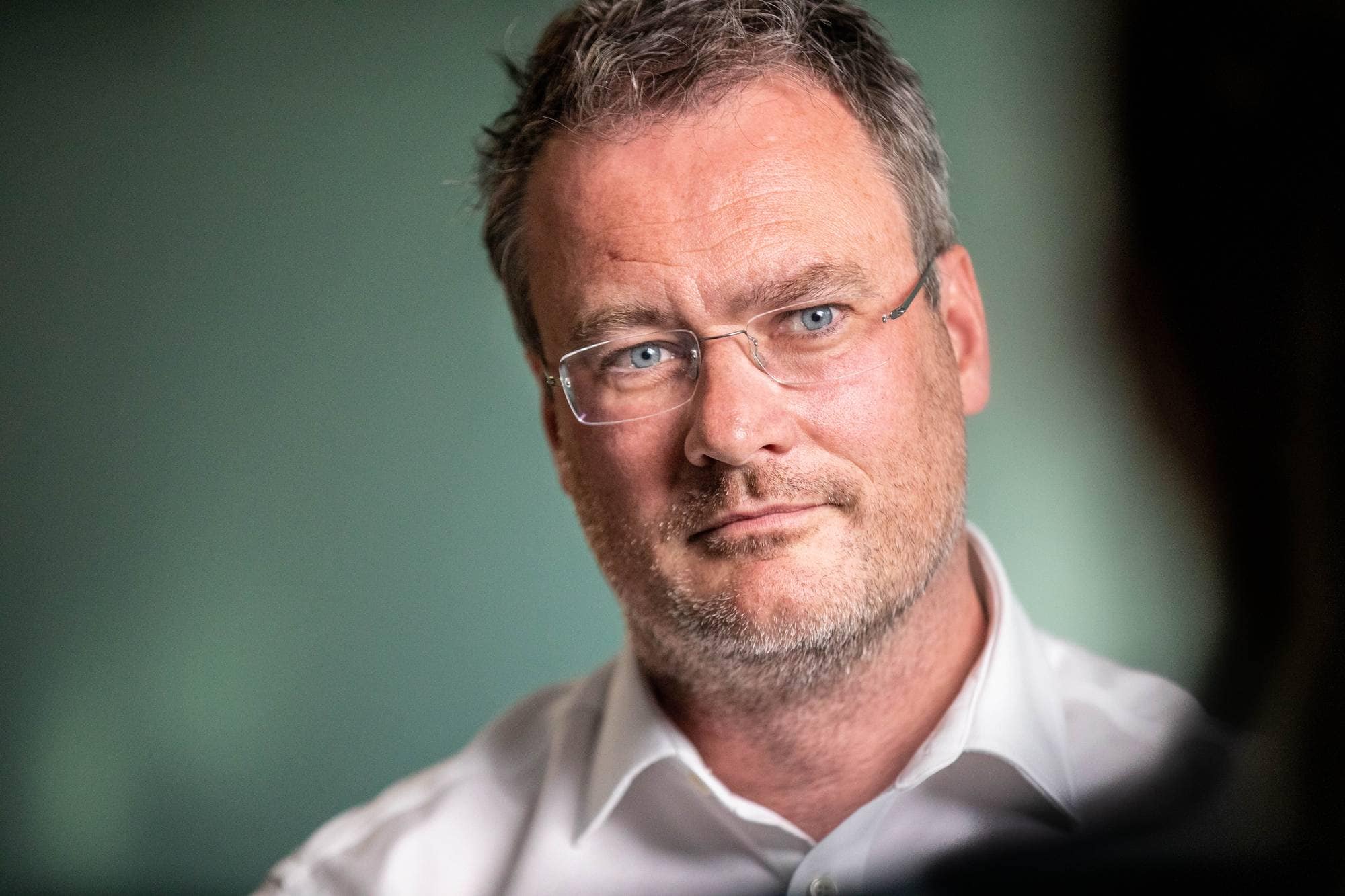 Jan Frich ser rett i kamera. 