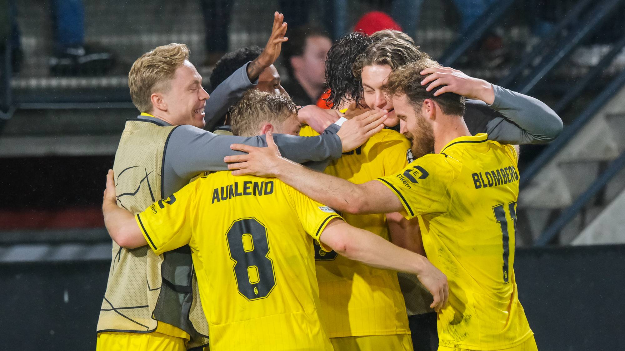 Fotballspillere som jubler