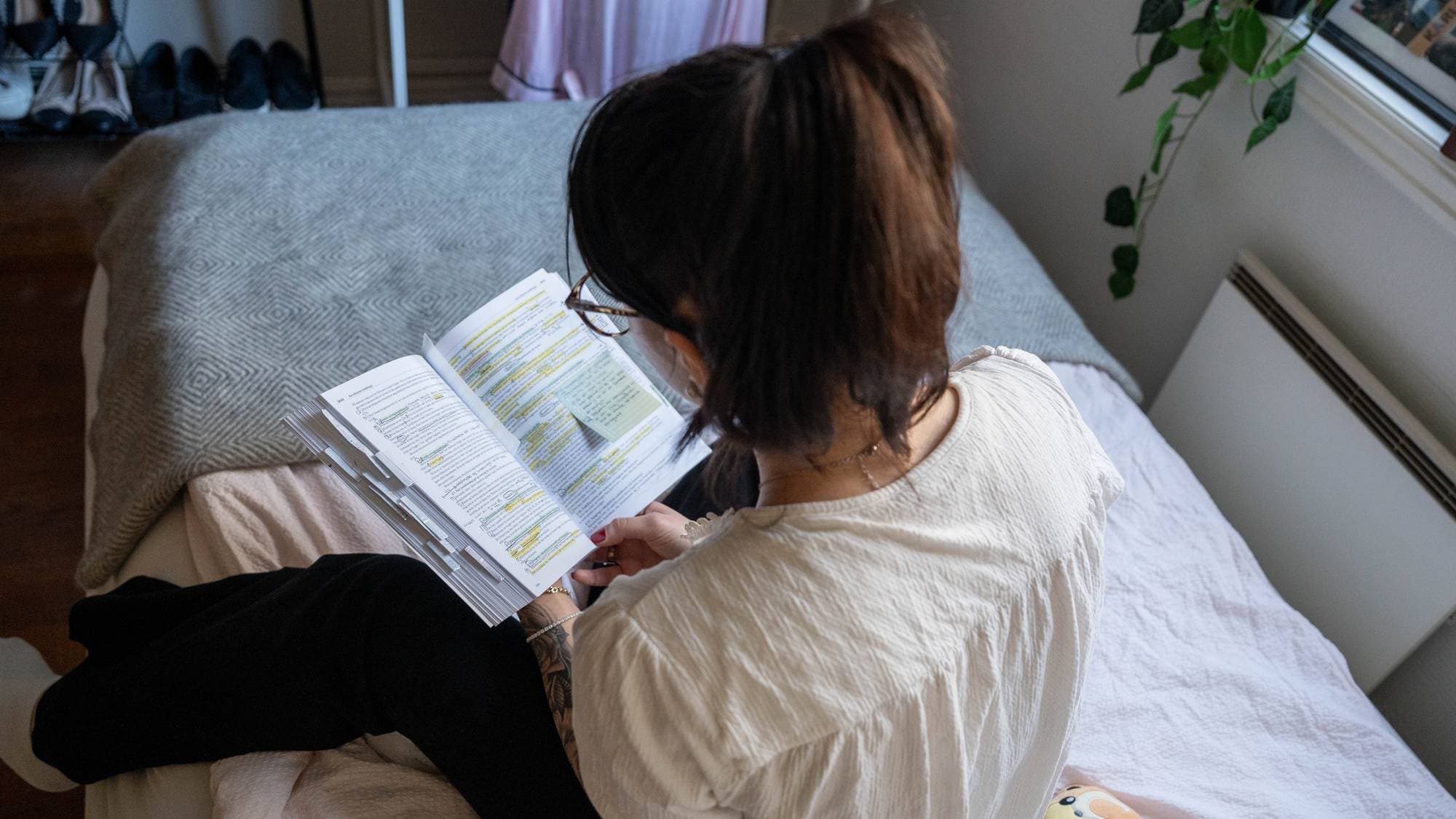 Jente leser bok