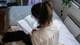 William Jobling / NRK Jente leser bok