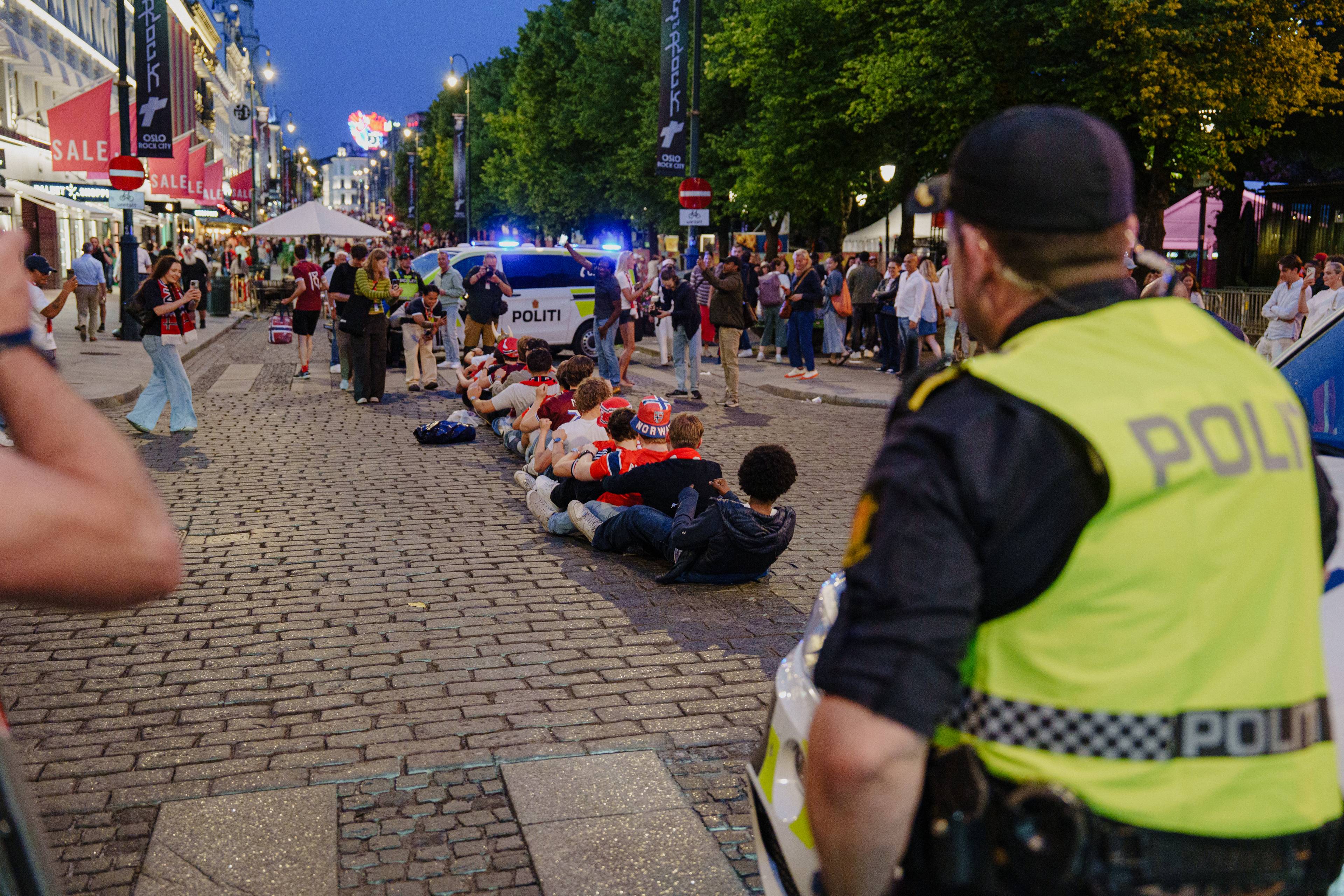 Noen satte seg ned for å ro i nattens timer på Spikersuppa