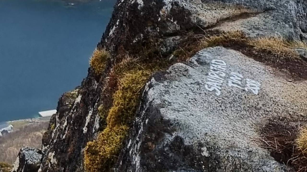På toppen av fjellet Saupstadtinden er det risset inn både navn og høydemeter.