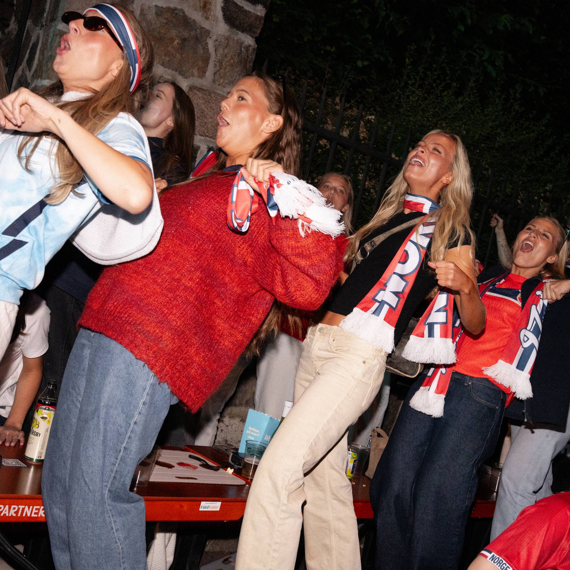 Bilder fra rundt omkring i Oslo tirsdag 16. juni og natt til 17. juni 2026. Det norske herrelandslaget i fotball spiller sin første gruppespillskamp i VM 2026 mot Irak. Folkeliv, folkefest, fotball.