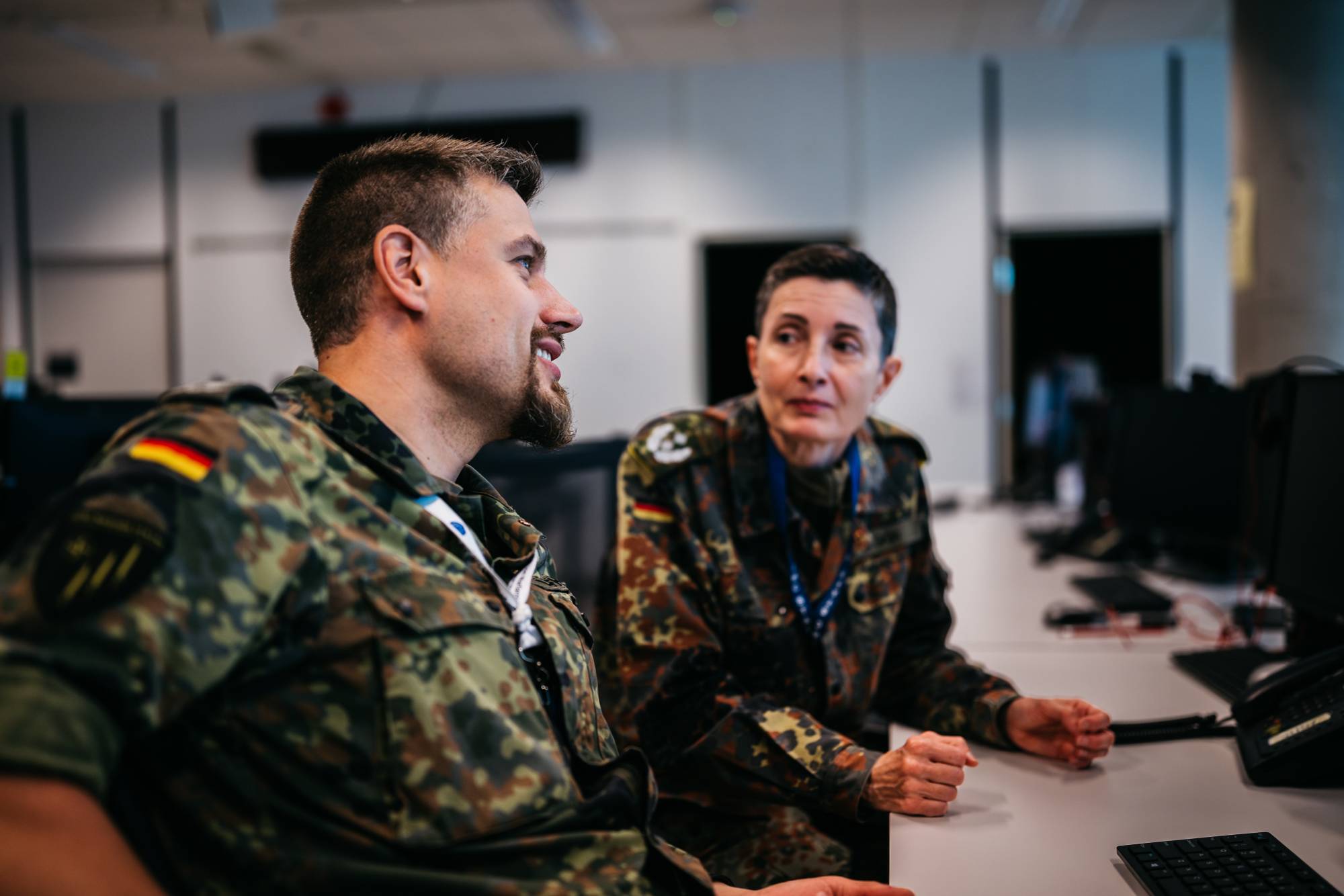 På Nato-basen Joint Warfare Centre (JWC) på Jåttå i Stavanger øver de på krig. Simone Gruen og Hendrik Lefherz fra Tyskland snakker sammen. 