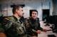 Øystein Otterdal / NRK På Nato-basen Joint Warfare Centre (JWC) på Jåttå i Stavanger øver de på krig. Simone Gruen og Hendrik Lefherz fra Tyskland snakker sammen.