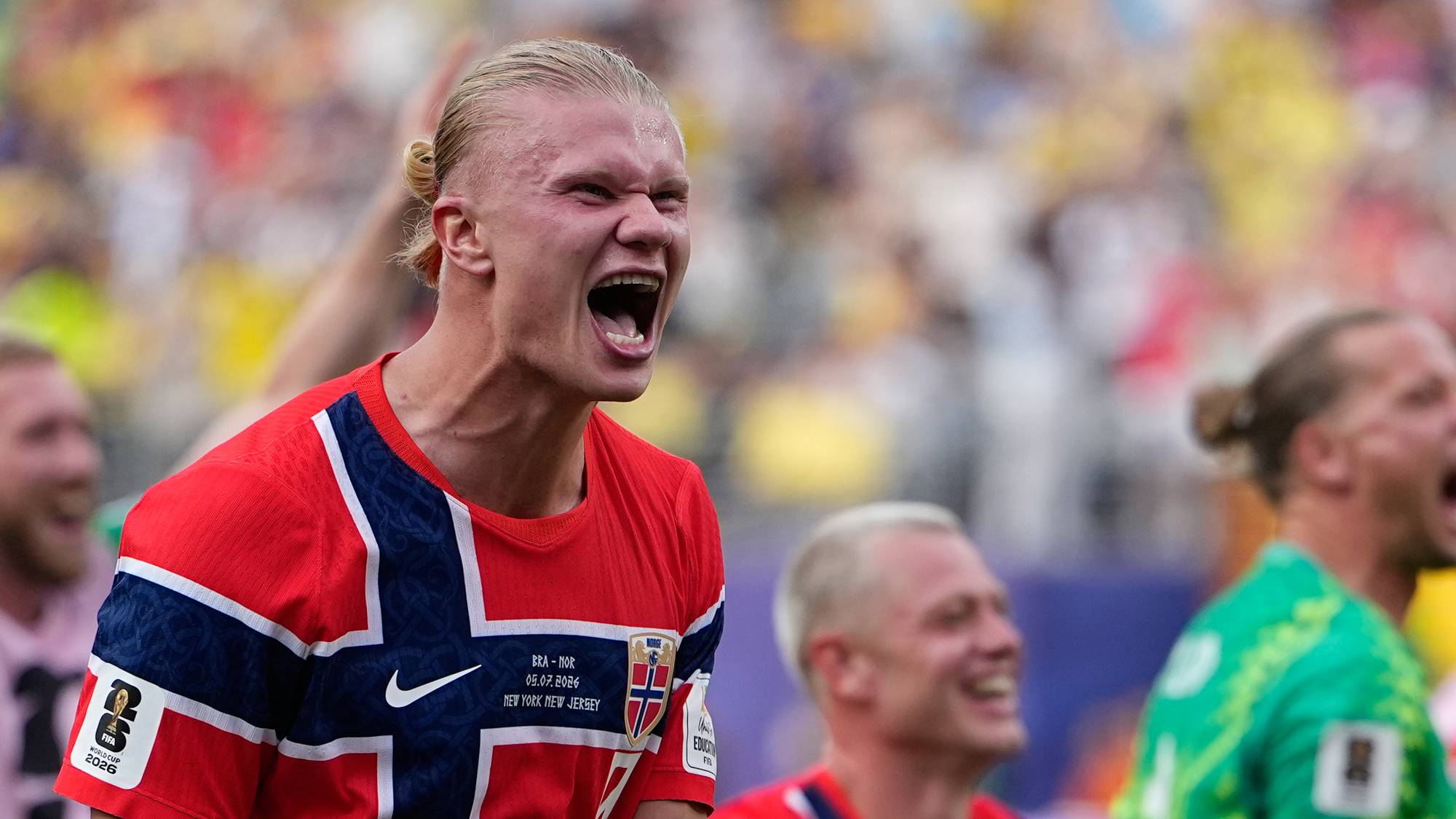 Erling Braut Haaland jubler i norsk landslagsdrakt under fotballkampen mot Brasil. (Bildebeskrivelsen er laget av en KI-tjeneste)
