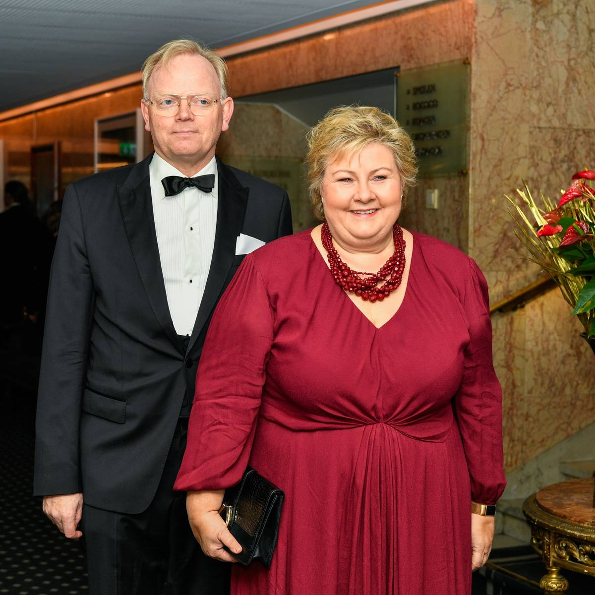 Erna Solberg: – Så lenge jeg er gift med Sindre, er det helt naturlig at vi  bor sammen – NRK Norge – Oversikt over nyheter fra ulike deler av landet