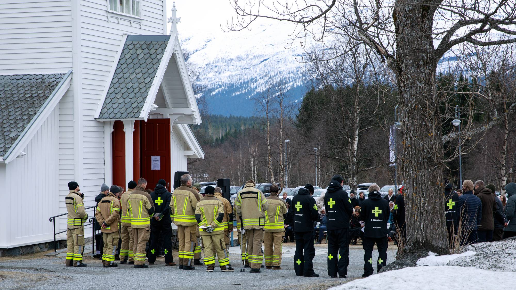 Flere personer utenfor ei kirke