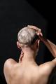 Foto: Maud Lervik / NRK Tiril Whittall Norborg (17) kaster parykken. Hun har alopecia - en hudsykdom som forårsaker at man mister håret.
