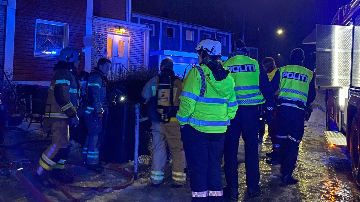 To personer og en hund berget ut etter brann i rekkehus i Narvik