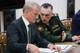 Vyacheslav Prokofyev / Pool Sputnik Kremlin,NTB En mann med dress ved siden av en mann i uniform.