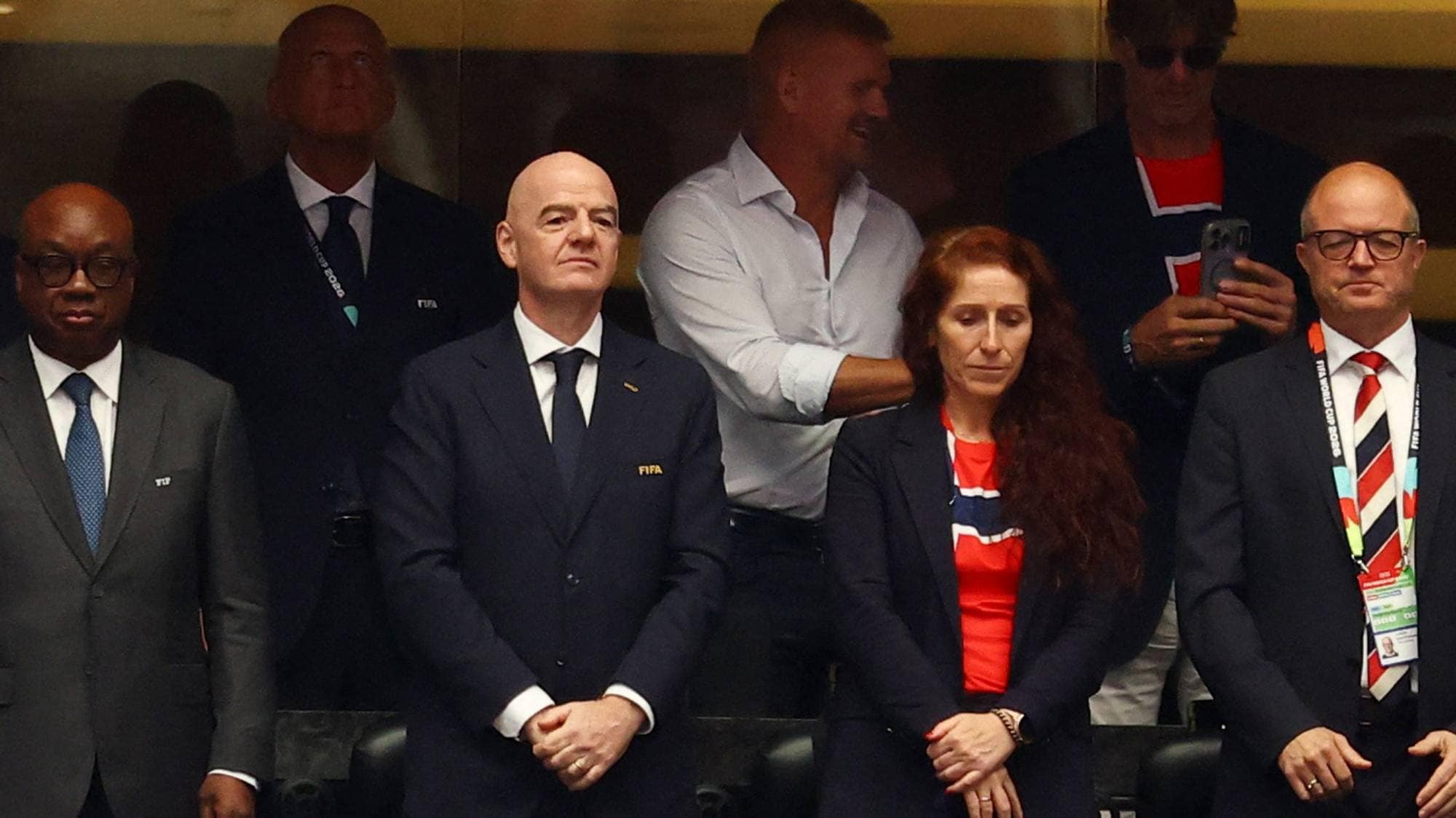FIFA-president Gianni Infantino og andre representanter sitter på tribunen under en fotballkamp. (Bildebeskrivelsen er laget av en KI-tjeneste)