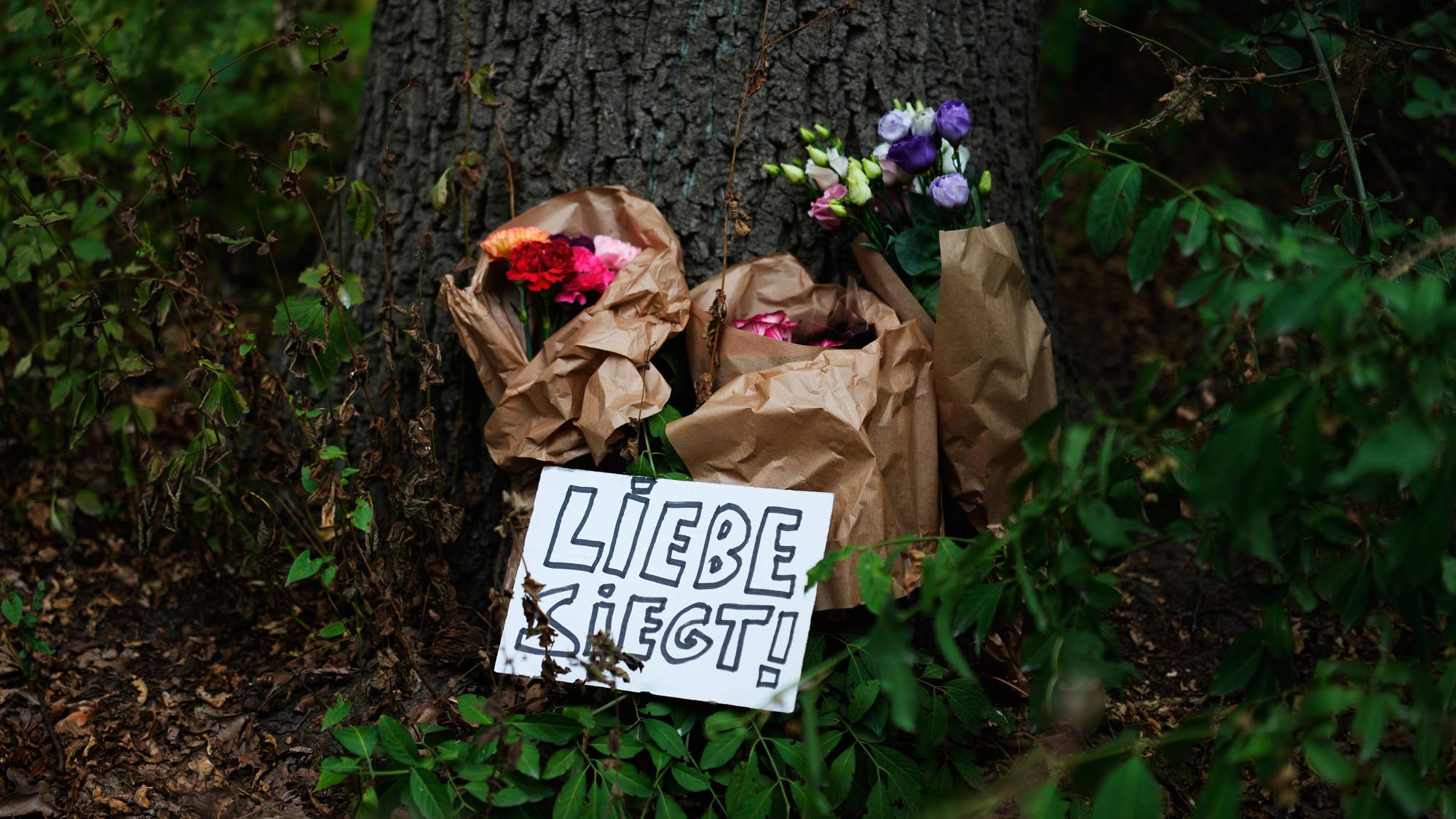 Blomster i Tiergarten dagen etter angrepet. 