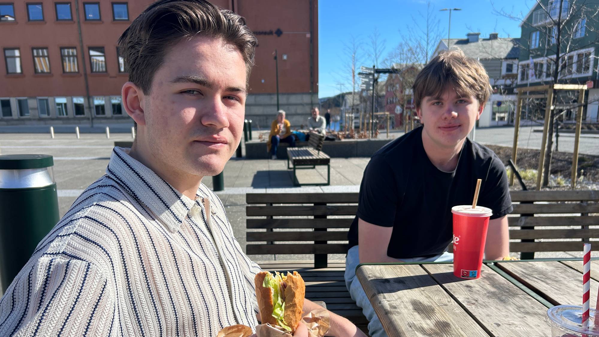 Aron Jordahl Lervik og Nilse Fredrik Tørlen Kvende nyter finværet i Kristiansund