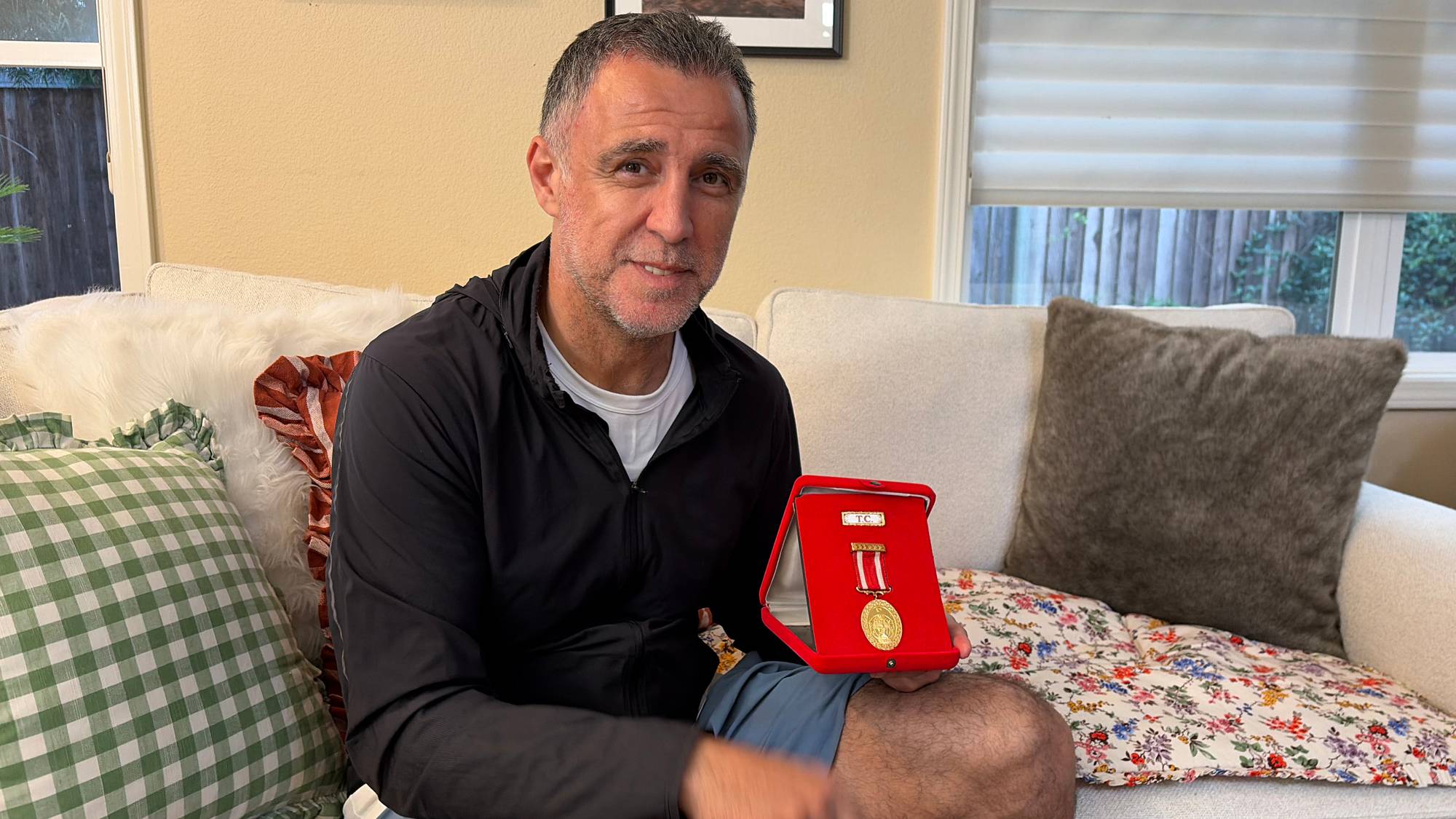 Hakan Sukur med en medalje han har mottatt fra Tyrkias president.