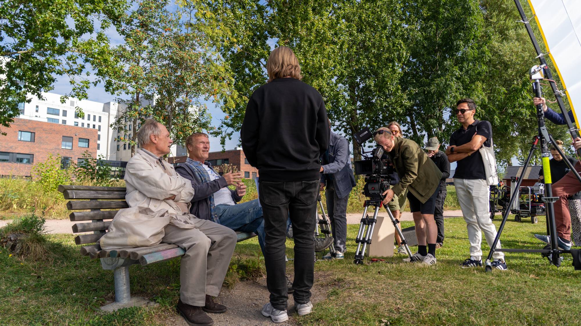 Per Christian Ellefsen og Sven Nordin på filmsettet for ny Ellingfilm får instrukser av regissør Daniel Fahre. 
