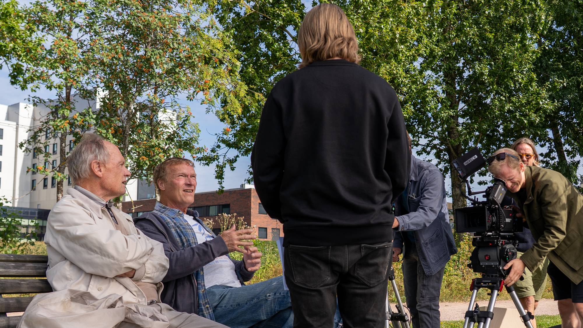 Per Christian Ellefsen og Sven Nordin på filmsettet for ny Ellingfilm får instrukser av regissør Daniel Fahre. 