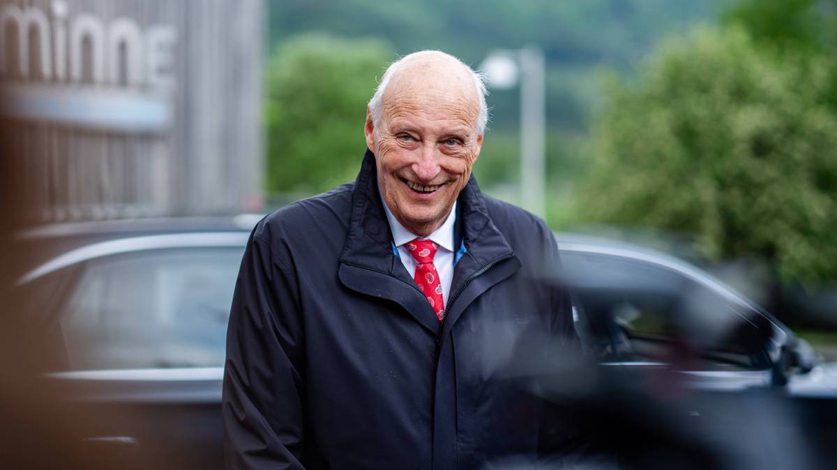 Kong Harald feirar 88-årsdagen i Noreg