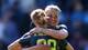 Foto: Craig Brough / REUTERS,NTB To fotballspillere omfavner hverandre på banen. Den ene spilleren, med ryggen til, har nummer 23 på drakten. Den andre spilleren smiler bredt mot kamera. Bakgrunnen er uskarpt, og viser publikum på en stadion. (Bildebeskrivelsen er laget av en KI-tjeneste)