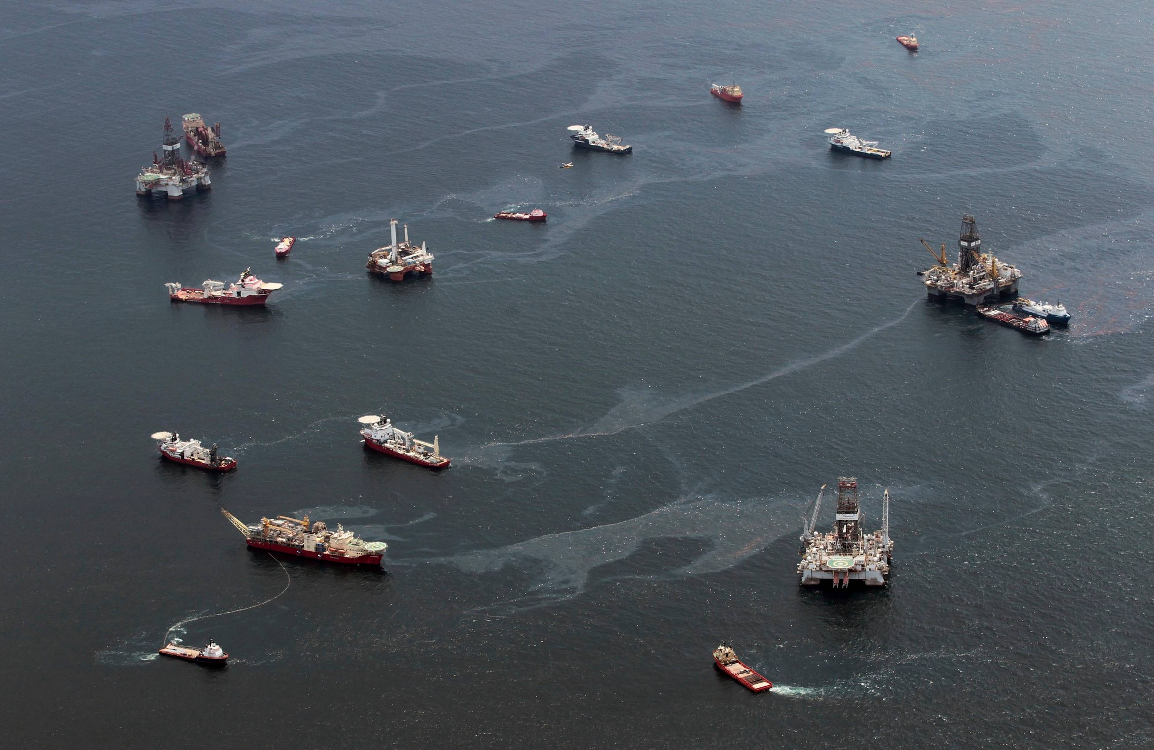 En rekke båter synes over et stort havområde i nærheten av der den ødelagte oljebrønnen etter plattformen Deepwater Horizon stod i Mexico-gulfen i 2010.