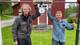 Espen Andreas Sandmo / NRK Rocker Torstein Flakne står sammen med grunneier ved Namsen i Overhalla, Svein Romundstad. De holder på en laksevekt og ser veldig fornøyde ut.