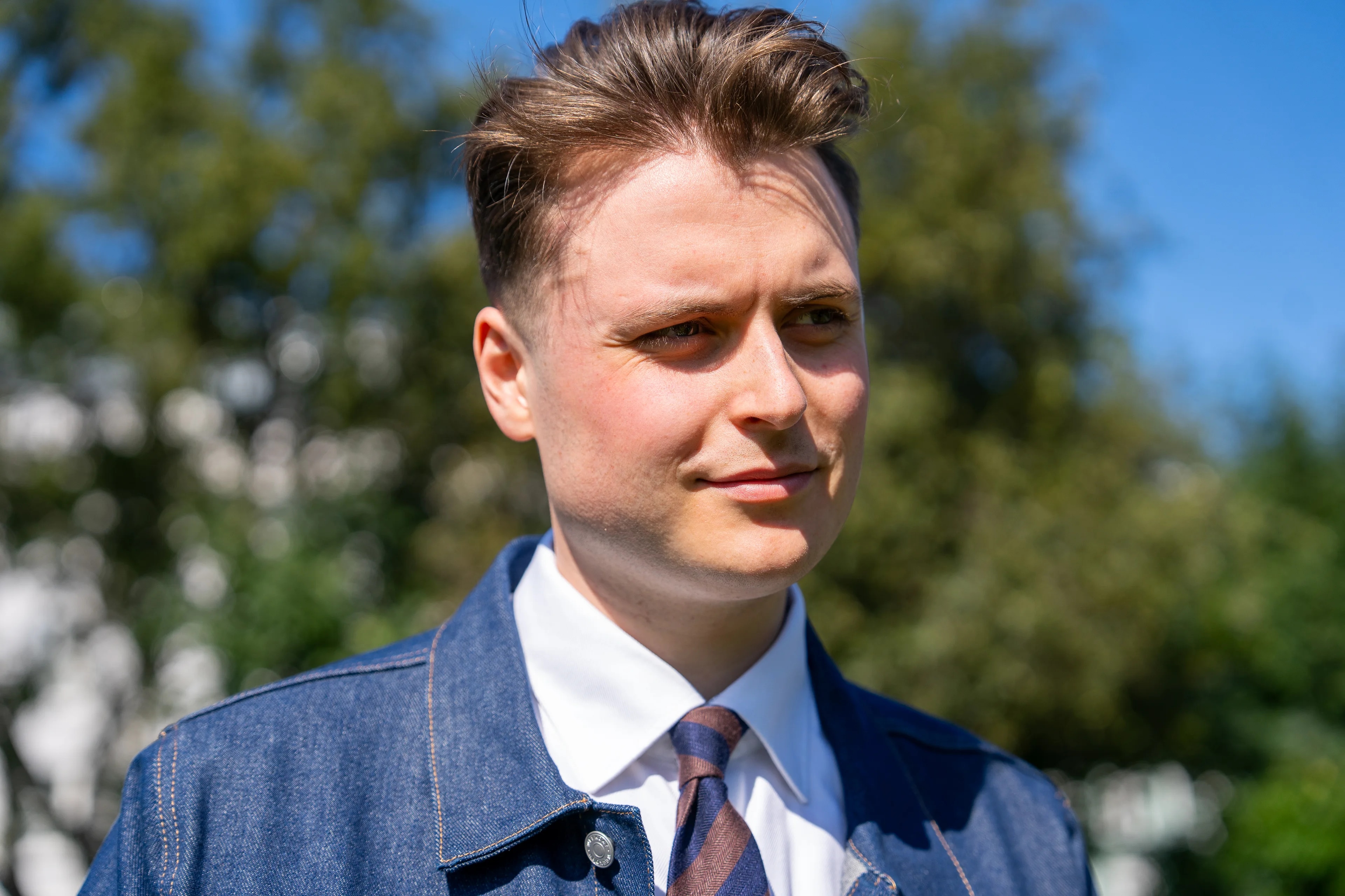 en mann med bart (Bildebeskrivelsen er laget av en KI-tjeneste)