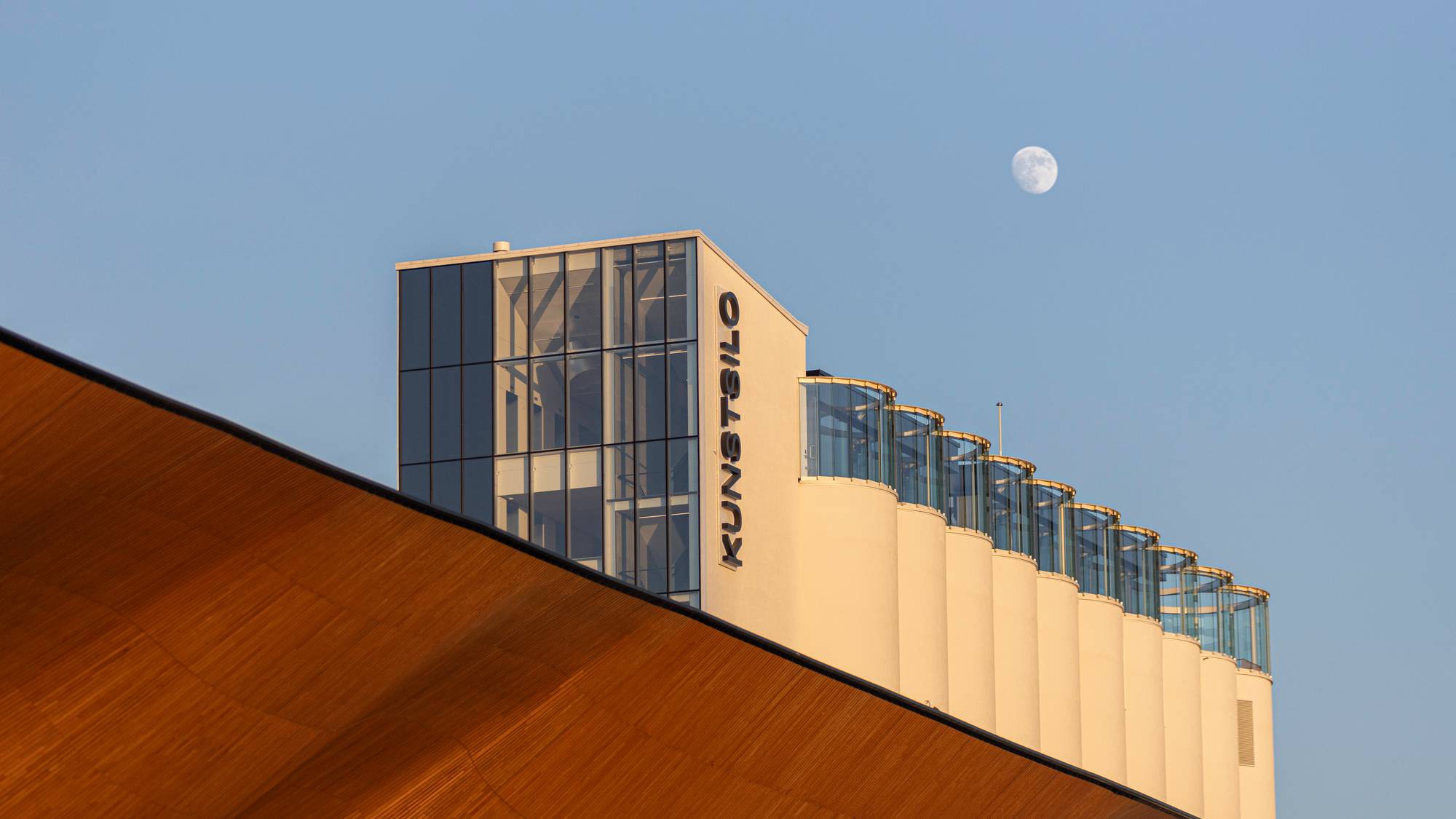 Kunstsilo fotografert en kveld i mai 2024 etter åpningen. 