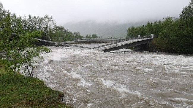 Vannmassene har gått over den gamle brua i Badderen ved E6 i Kvænangen.
