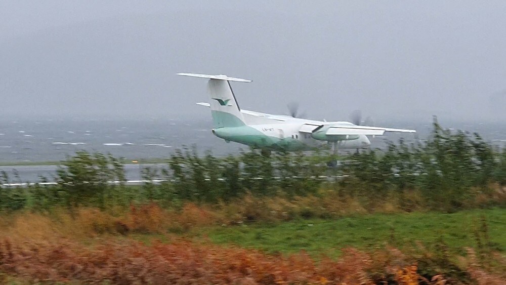 Widerøe-flyet måtte gi seg i stormen: – Vinden økte akkurat idet de skulle lande