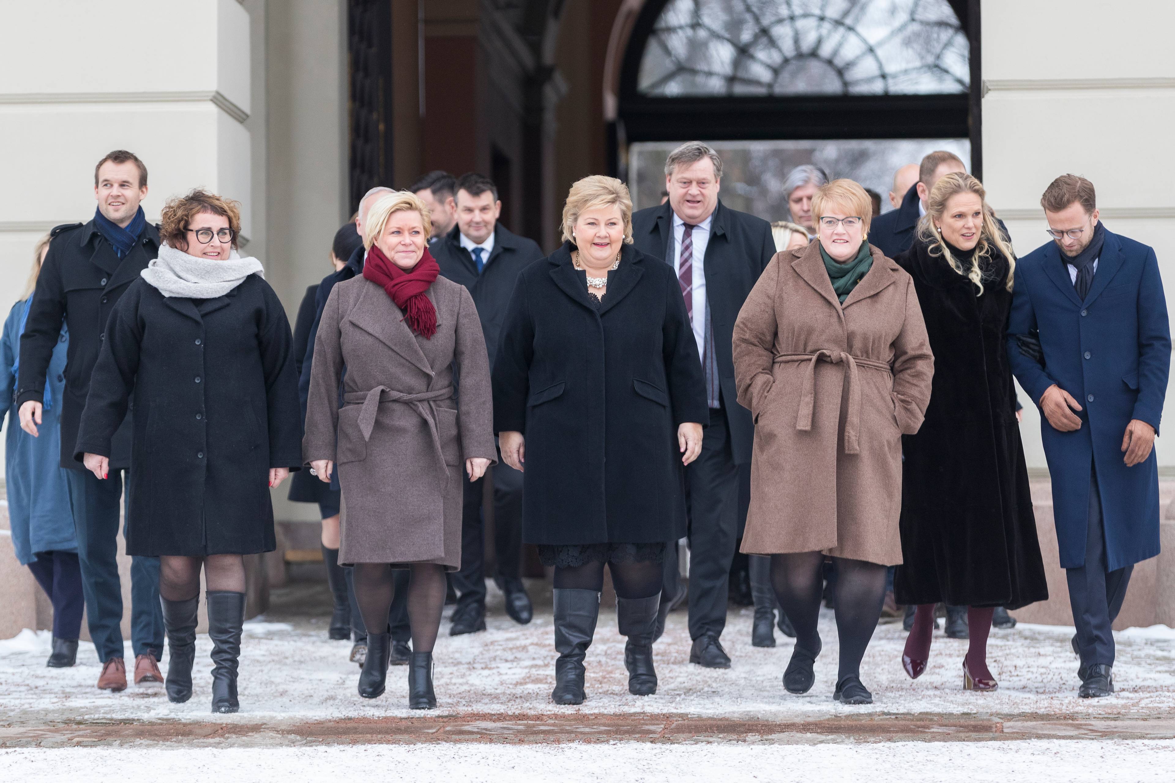 Oslo  20190122.Statsminister Erna Solberg presenterer sin utvidede regjering etter ekstraordinært statsråd på Slottet tirsdag. Regjeringen består av forsknings- og høyere utdanningsminister Iselin Nybø (V), eldre- og folkehelseminister Åse Michaelsen (Frp), kunnskaps- og integreringsminister Jan Tore Sanner (H), utviklingsminister Dag Inge Ulstein (KrF), barne- og familieminister Kjell Ingolf Ropstad (KrF), landbruks- og matminister Olaug V. Bollestad (KrF), finansminister Siv Jensen (Frp), statsminister Erna Solberg (H), kultur- og likestillingsminister Trine Skei Grande (V), samfunnssikkerhetsminister Ingvil Smines Tybring-Gjedde (Frp), digitaliseringsminister Nikolai Astrup (H), olje- og energiminister Kjell-Børge Freiberg (Frp), forsvarsminister Frank Bakke-Jensen (H), kommunalminister Monica Mæland (H), landbruks- og matminister Jon Georg Dale (Frp), arbeids- og sosialminister Anniken Hauglie (H), fiskeriminister Harald Tom Nesvik (Frp), helseminister Bent Høie (H) og klima- og miljøminister Ola Elvestuen (V). Foto: Heiko Junge / NTB scanpix